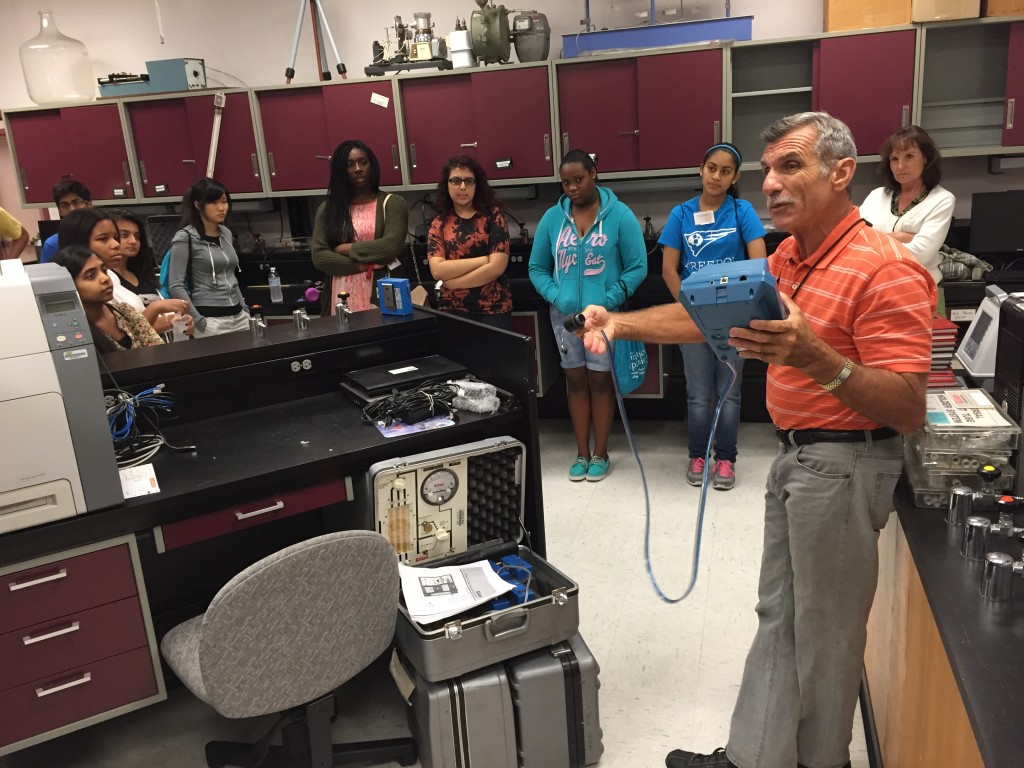 Dr. Salazar leads a discussion in the COPH's industrial hygiene lab.